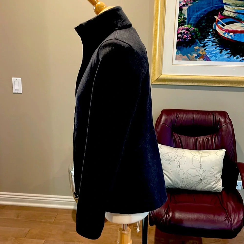 Lululemon gray zip up jacket. 2 outside hip pockets 2 deep inside pockets - Picture 3 of 5
